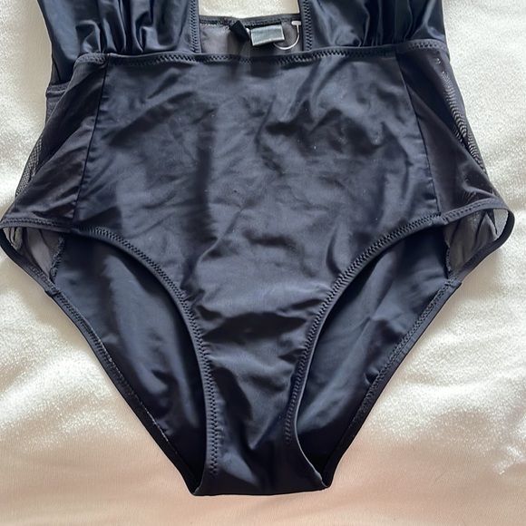 Windsor One-piece - Picture 3 of 5